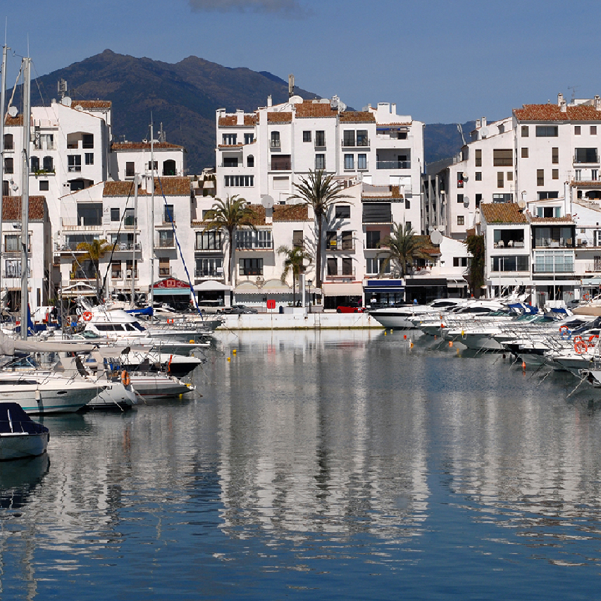 Marbella havn hav både bjerge bygninger