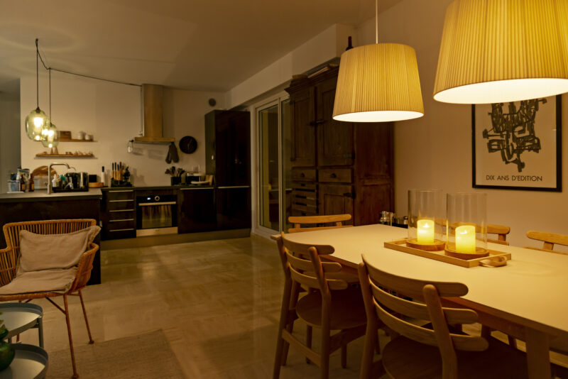 Villefranche Køkkenalrum om aftenen interiør dansk design spisestue Sydfrankrig