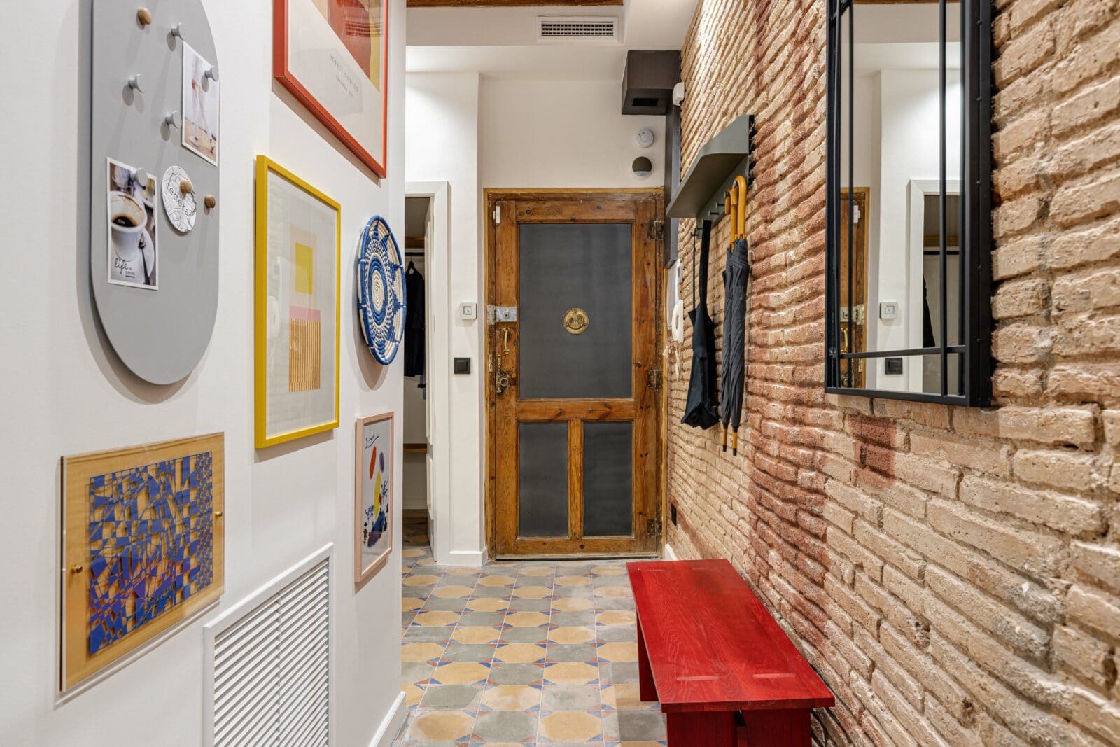 Barcelona lejlighed entré Poster and Frame plakater Oyoy living design bænk