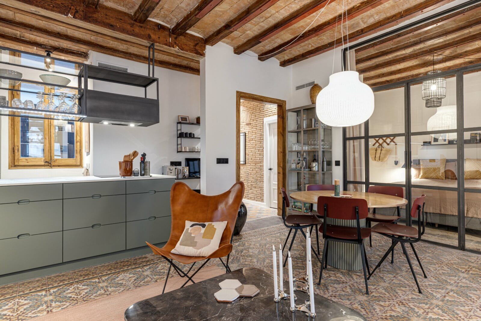 Barcelona lejlighed køkkenalrum Trademark living stol Hay stol Dayly spisebord Muuto lampe