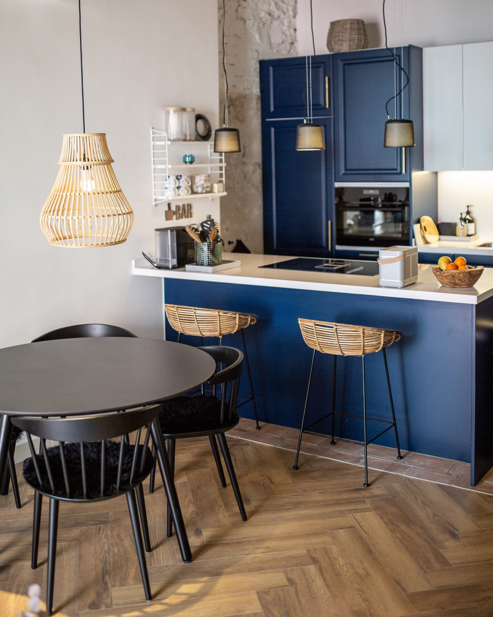 Barcelona lejlighed køkken Olai Hay spisebord stole