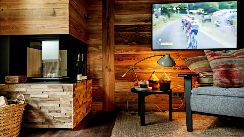 tv fjernsyn cykelløb tour de france brændeovn genbrugstræ