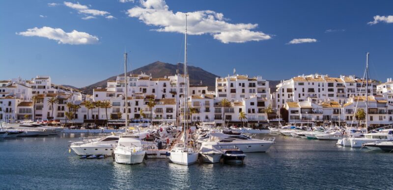 Marbella sommer havn hav både bjerge bygninger