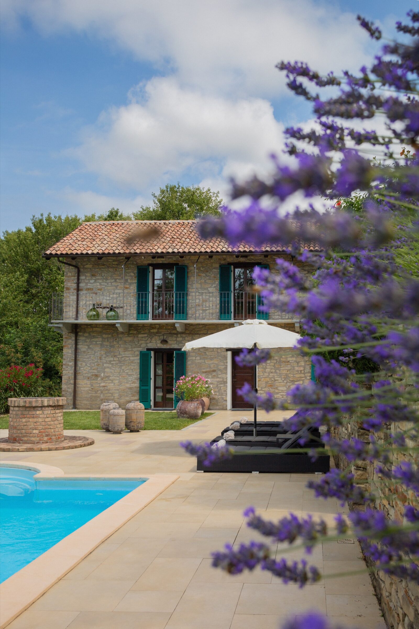 pool villa i Italien blomster solseng