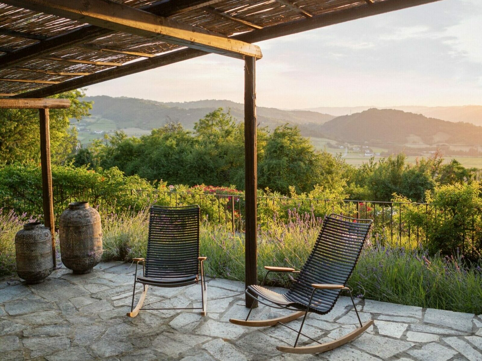 Gyngestole på udedørs terrasse i Italien vild have natur blomster udsigt overdækket terrasse
