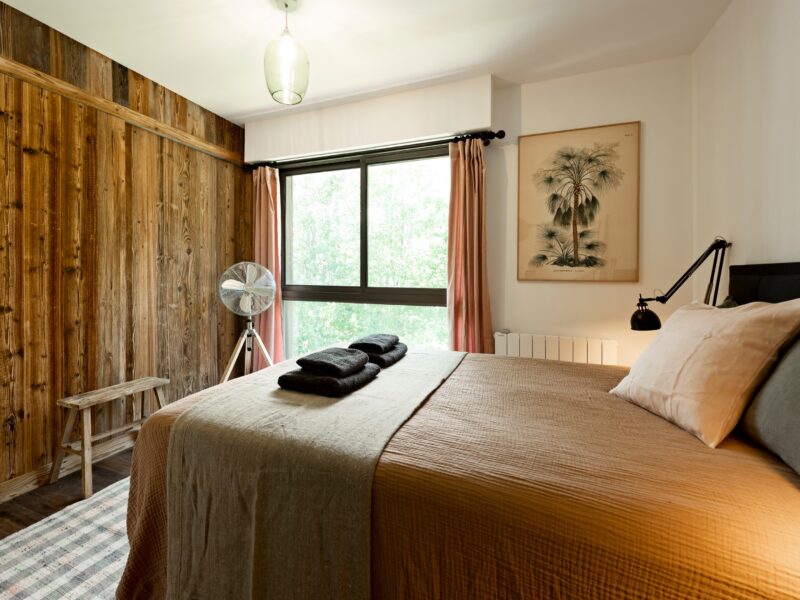 masterbed plakat interiør glaslampe soveværelse fane