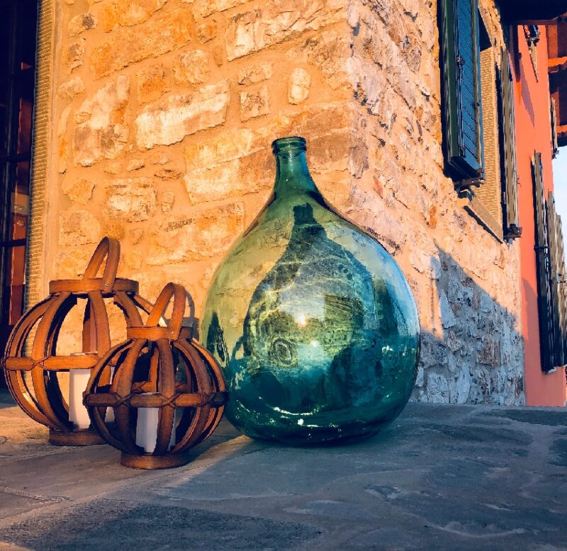 Lanterner og en flaske