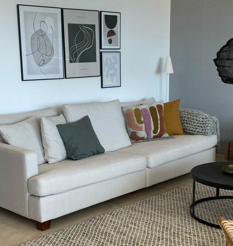 Marbella lejlighed stue sofa sofapuder plakater