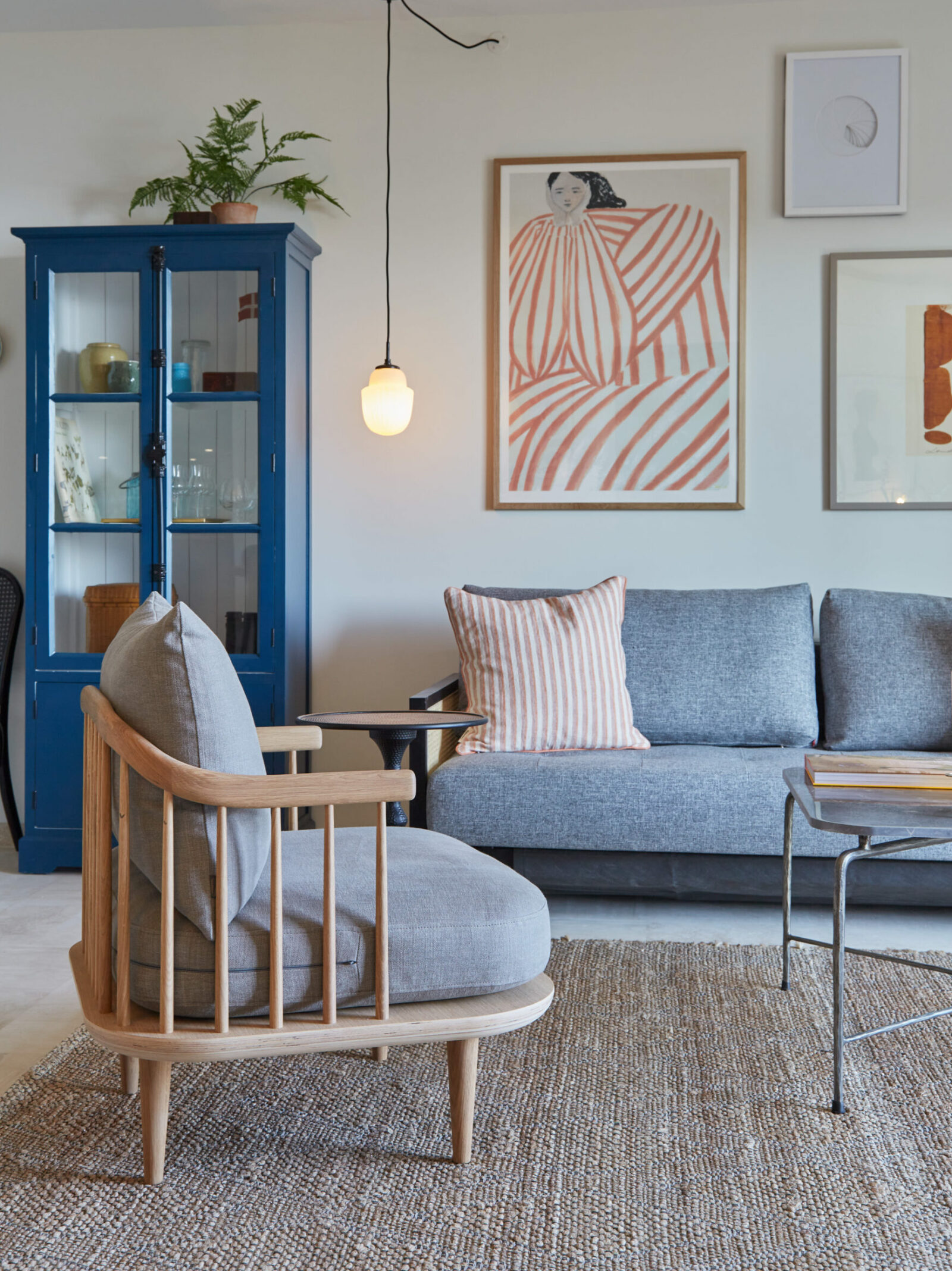 sofa feriebolig sydfrankrig vitrineskab plakater