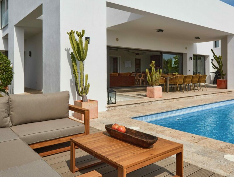 Marbella bolig loungeområde terrasse pool Beliani