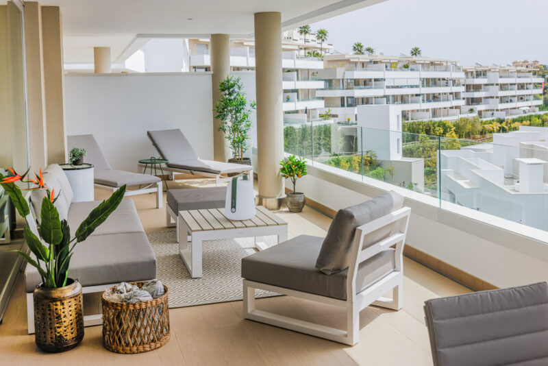 Marbella lejlighed terrasse Beliani møbler udsigt
