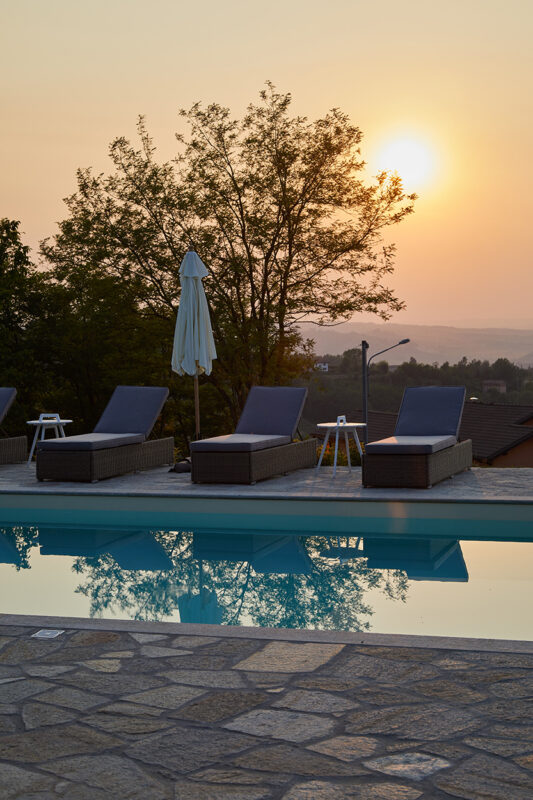 pool loungemøbler solnedgang aftensol ferie