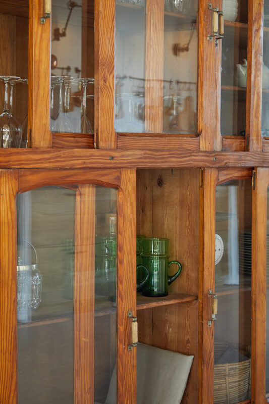 antikt skab skabsplads køkkenskab vitrineskab