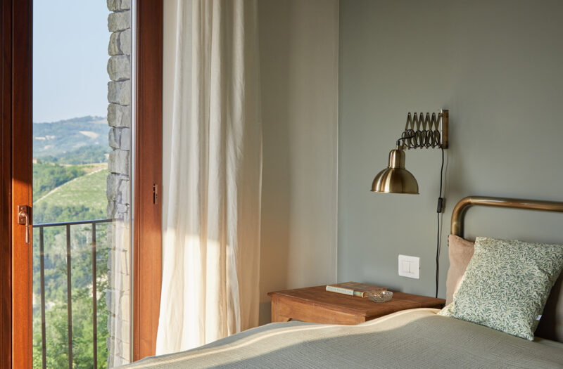 soveværelse med udsigt værelse natur italiensk natur vinmarker overnatning bolig delkoncept hjem nybyg feriebolig feriehjem luksusbolig soveværelse værelse sengelampe interiør feriedrømme besøg køb invester i ejendom oplev