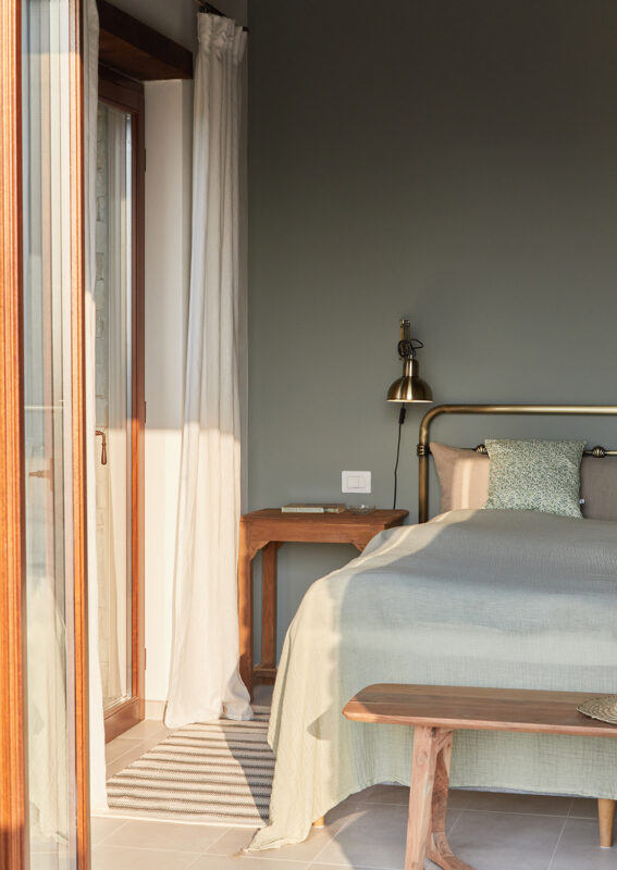 soveværelse værelse natur italiensk overnatning bolig delkoncept hjem nybyg feriebolig feriehjem luksusbolig soveværelse værelse sengelampe grøn interiør besøg køb invester i ejendom oplev hjemlig inspiration farvet væg feiemuligheder nyt oplev ferieinspiration