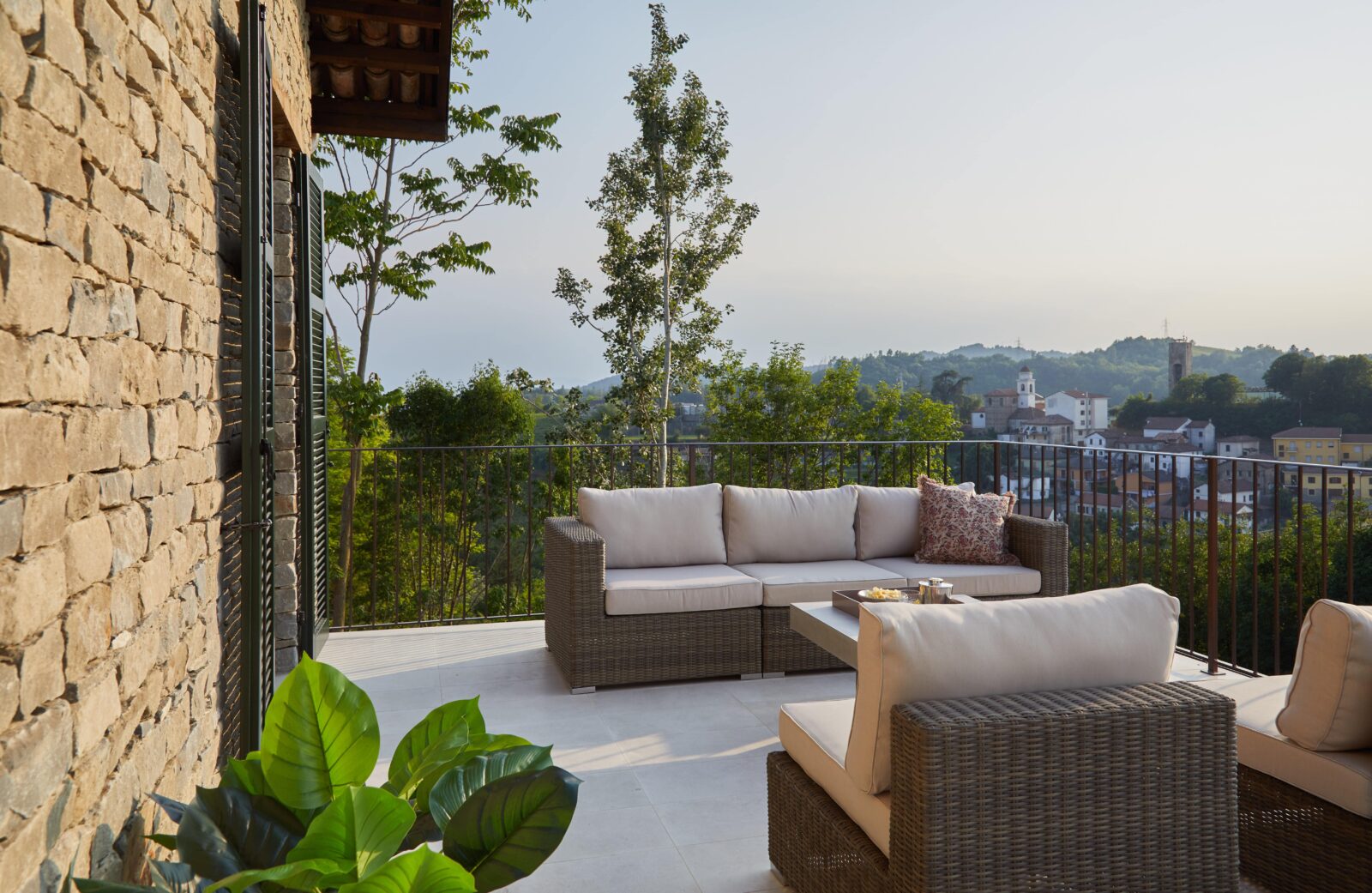 lounge med udsigt over by piemonte norditalien