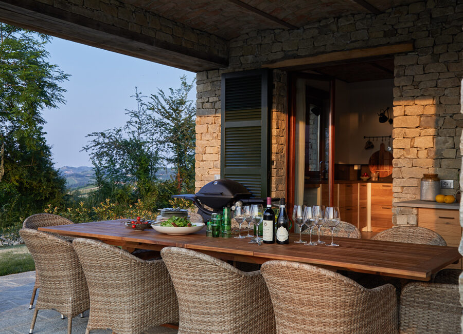 aftensmad i Italien vin lokal natur middag aftensol hjem bolig feriebolig feriehjem italien italiensk norditalien piemonte