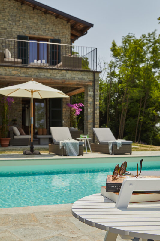 læseferie ved poolen bolig luksusferie luksusbolig feriebolig delkoncept delbolig solferie afslapning italiensk Italien norditalien piemonte familieferie sommerferie