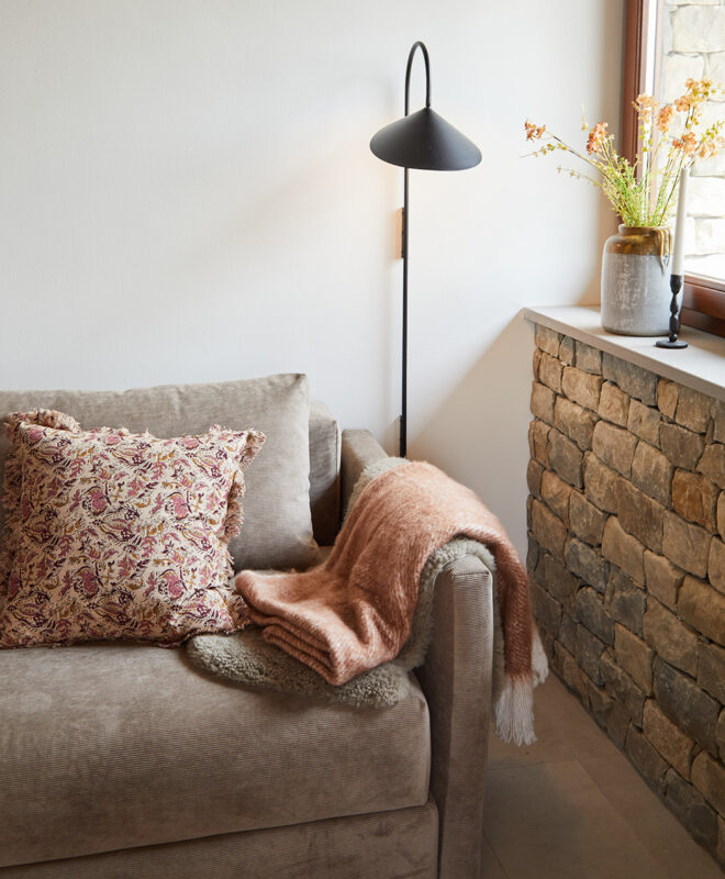 Stue plaid lampe stue nips fritlagt murstensvæg væg mursten indretning inspiration nybyg renovering bolig hjem syd