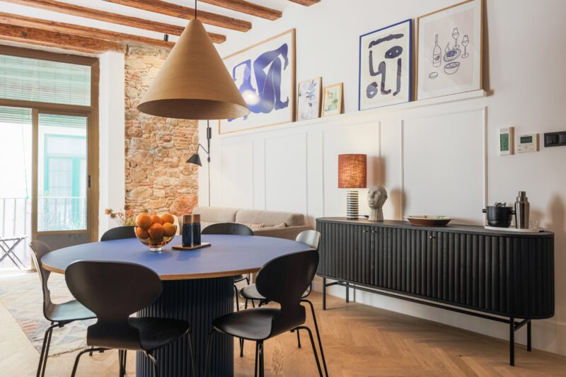 Dayly spisebord Bloomingville lampe Kristensen & Kristensen skænk