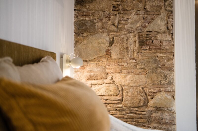 Barcelona lejlighed soveværelse stenvæg