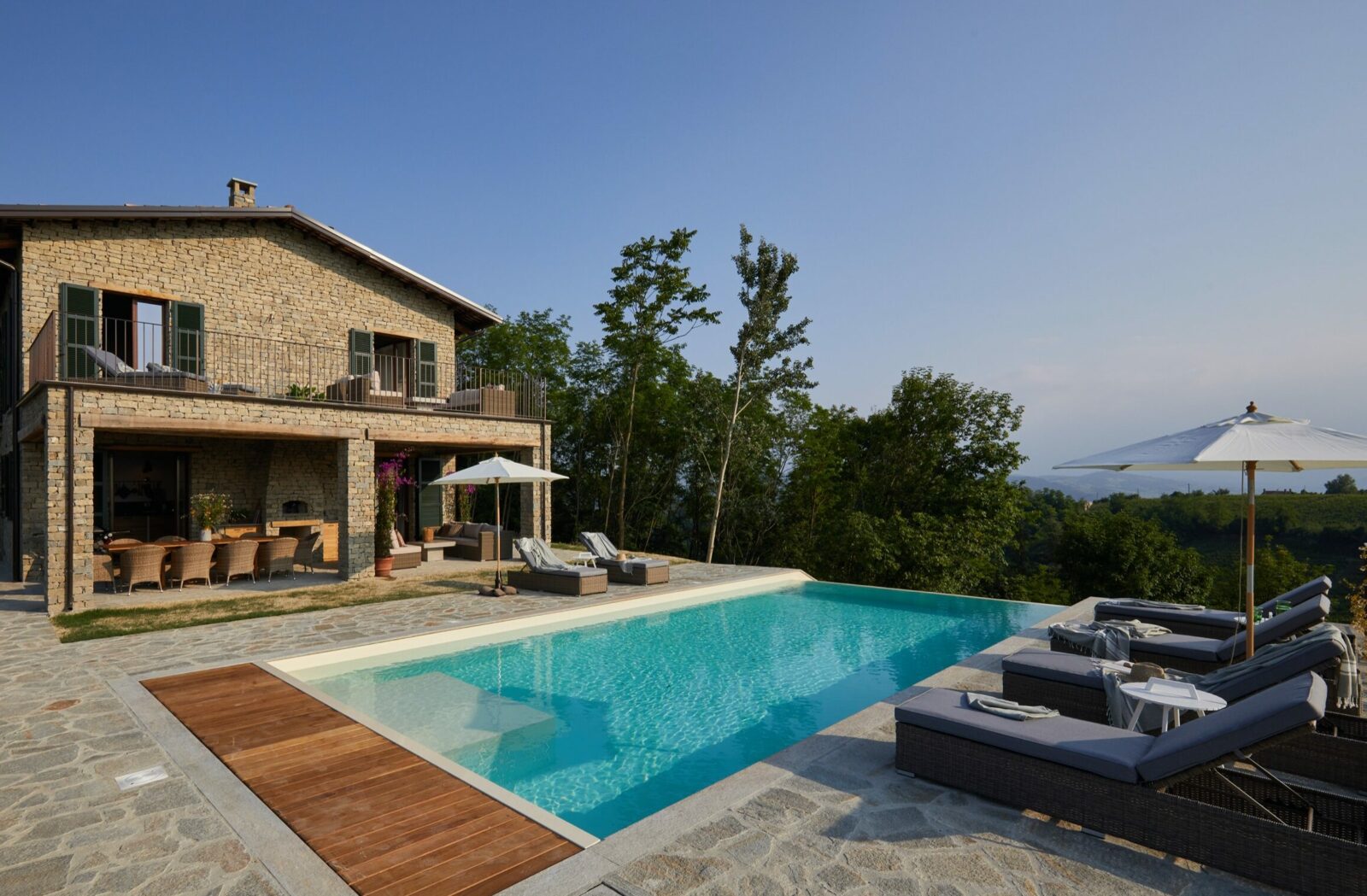 infinity pool solferie badeferie italien Norditalien Piemonte familieferie sommerferie luksus ferie feriebolig bolig hjem overnatning rejse køb invester sol varm destination lokation rejseinspiration inspiration