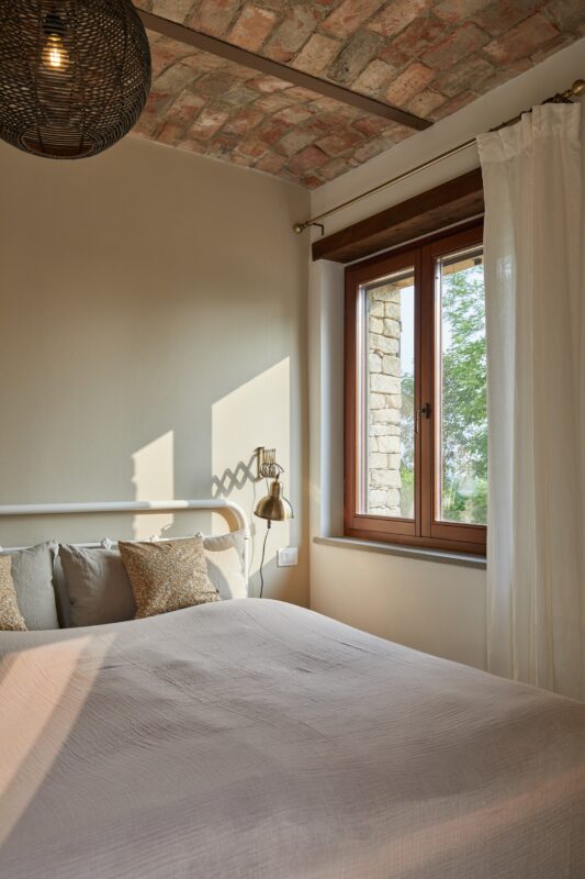 Soveværelse i Italien naturudsigt vågn op til udsigt rolige farver moderne indretning