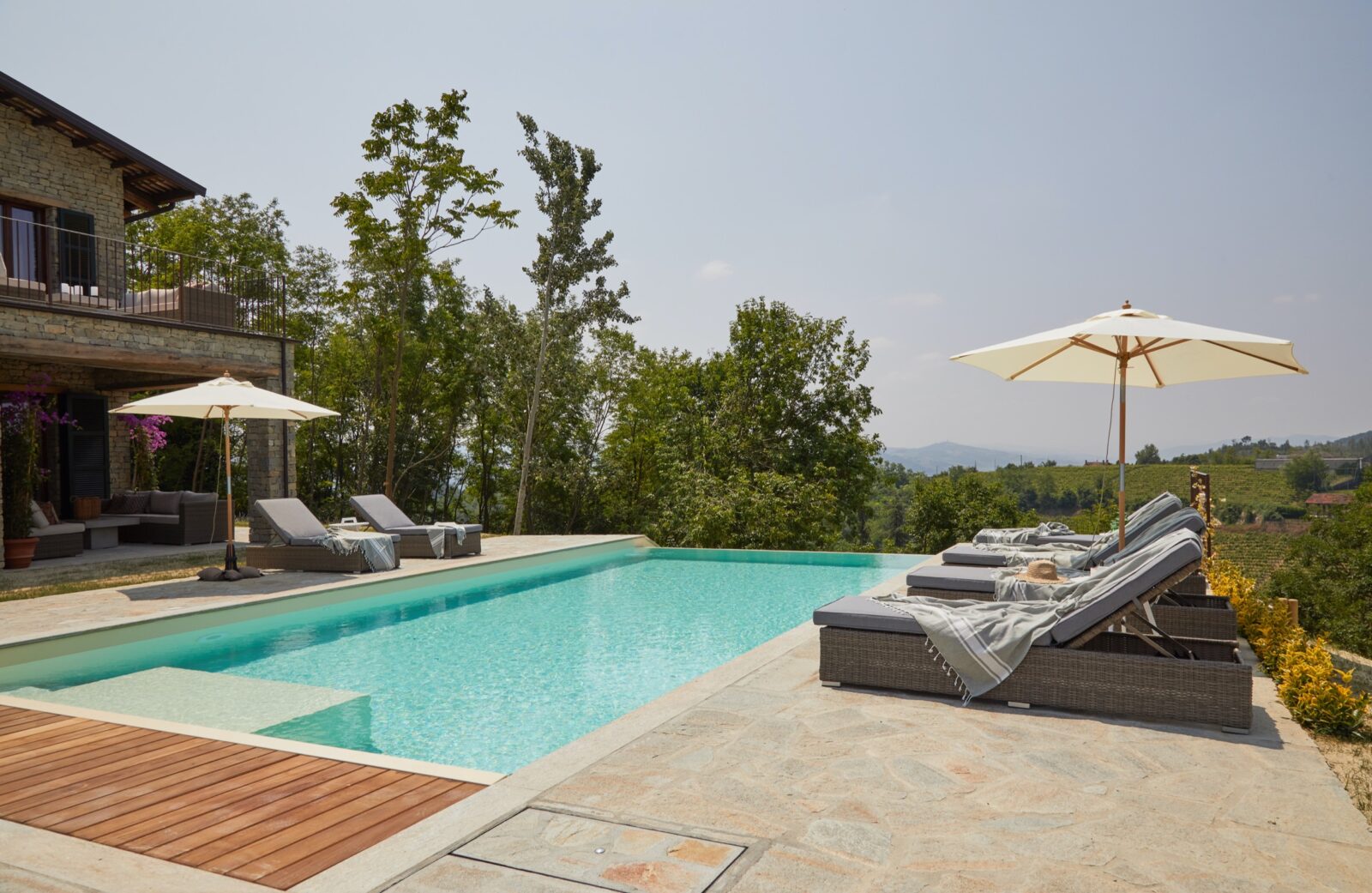 Infinity pool udsigt solsenge villa vinmarker blå himmel ferie inspiration på landet nye oplevelser rejseinspiration