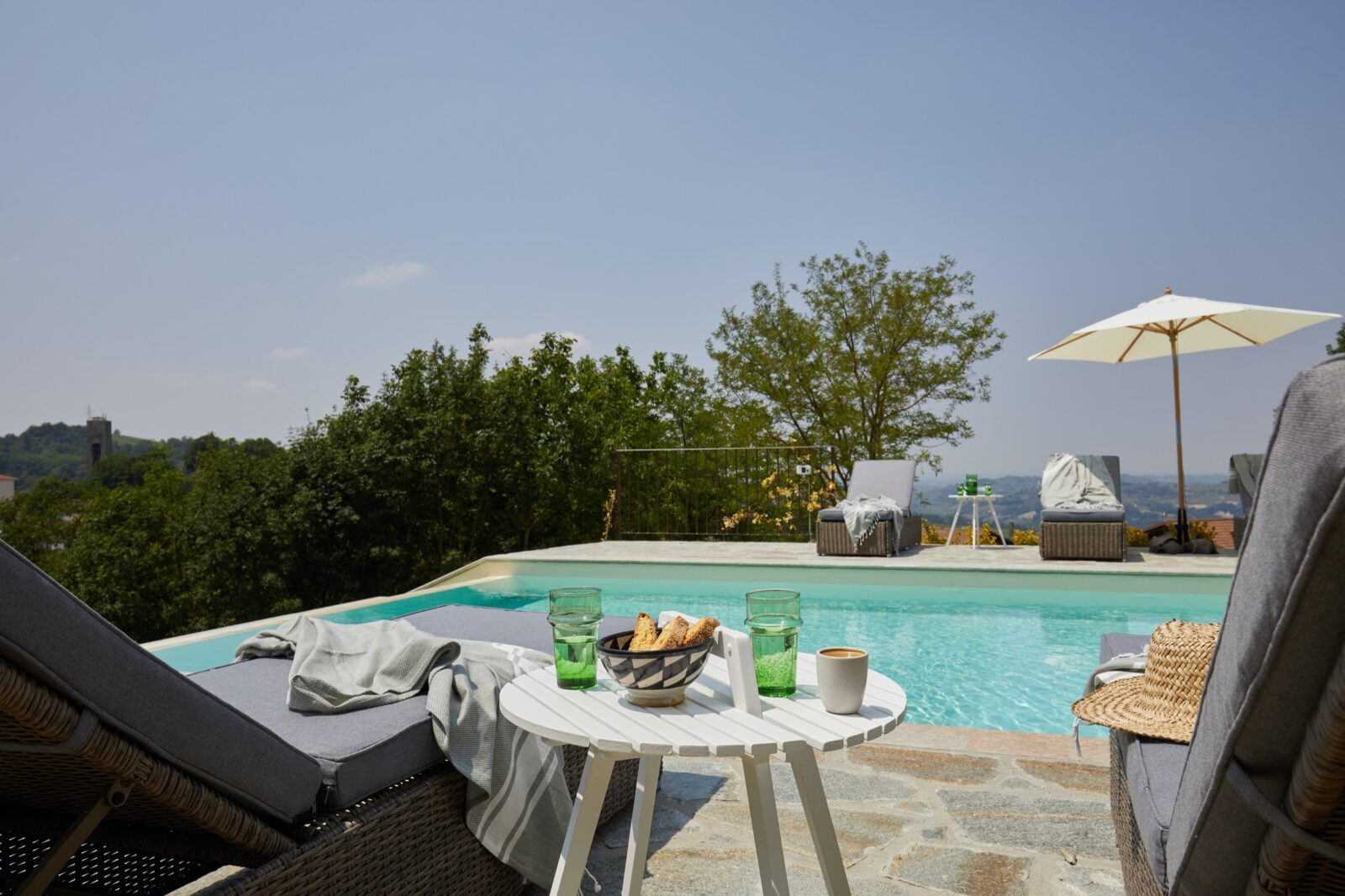 Infinity pool solsenge på landet rolige omgivelser afslapningsferie mad ved poolen bolig luksusbolig udsigt vågn op til udsigt familieferie