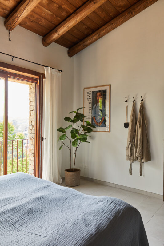 soveværelse blå sengetæppe interør kunst indretning natur