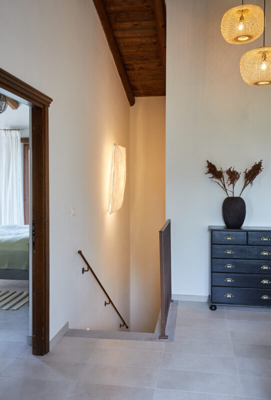 trappeopgang lamper kommode indretning interiør inspiration ferie luksus luksusbolig feriebolig hjem delkoncept deløkonomi ferie italien italiensk nordisk stil nybyg