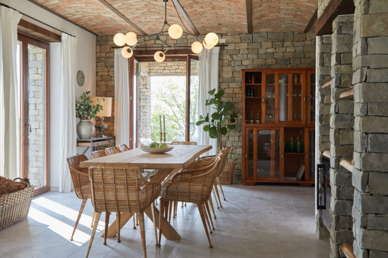 stue spisestue plankebord antikt skab unik loftslampe italiensk italien norditalien piemonte bolig hjem stenhus hus villa feriebolig luksus luksusbolig luksushjm indretning stort plads til mange familieferie solferie vin ferie rejse oplevelser nye nybyg delkoncept delbolig nordisk stil nyt sommerferie overnatning på landet