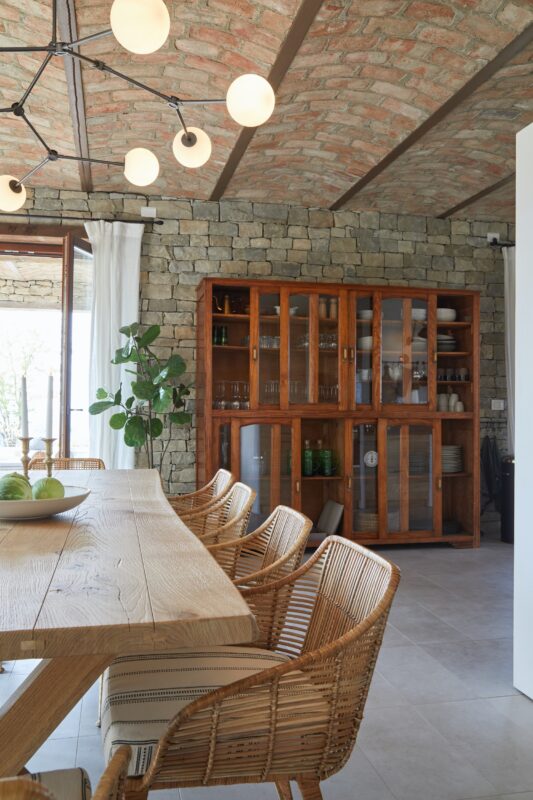 Rumlig spisestue antikt skab stenhus bolig luksus feriebolig unik spisebordslampe lyst plankebord moderne lyst rum nyt hjem