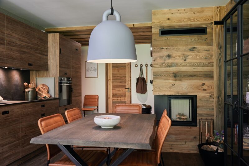 loftlampe spisebord plankebord læder rustikt