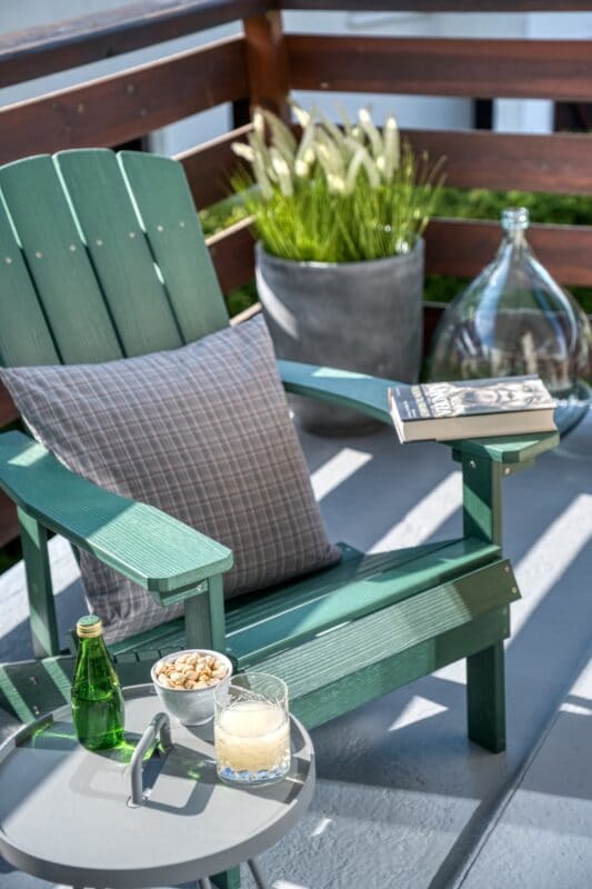 lænestol hygge bog nødder drink