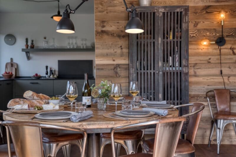 barskab spisebord borddækning vin