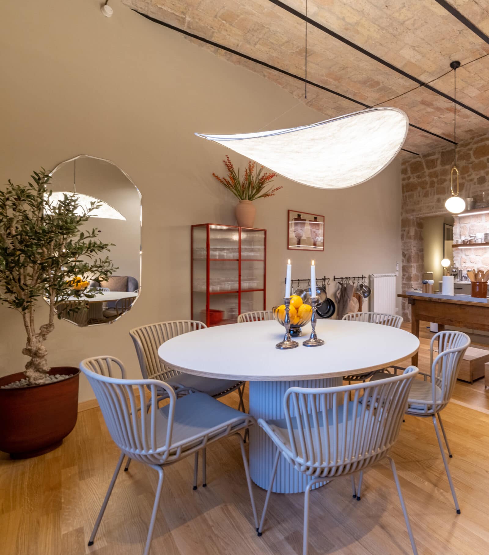 spisebord loftslampe stenloft gulvplante