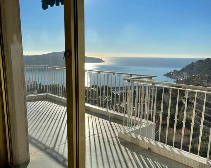 Terrasse udsigt over middelhavet villefranche den franske riviera