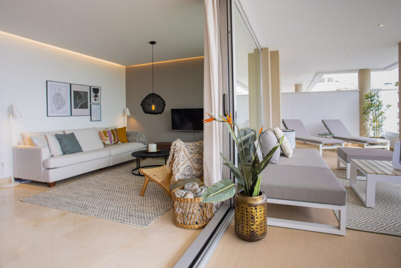 Marbella lejlighed stue terrasse loungeområde