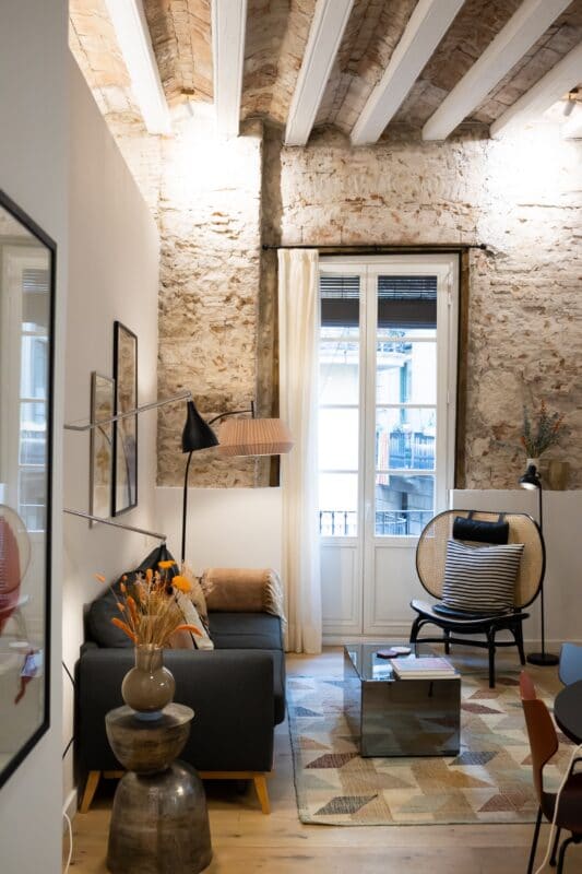 Barcelona lejlighed stue stenvæg