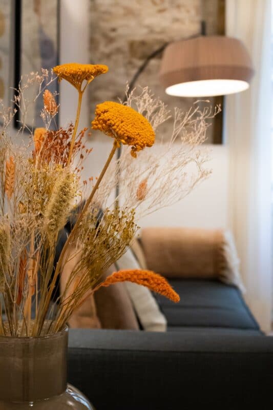 Barcelona lejlighed blomster sofa lampe puder tæppe