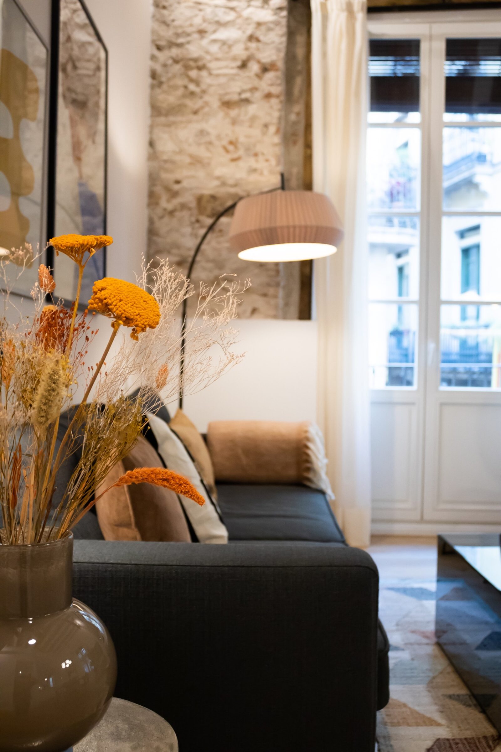 Barcelona lejlighed stue sofa lampe