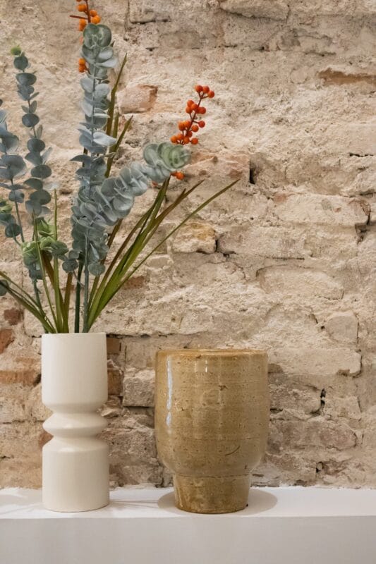 Barcelona lejlighed stenvæg vaser blomster