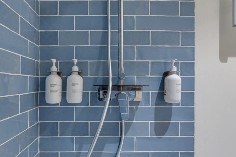 Barcelona lejlighed badeværelse Meraki produkter blå fliser