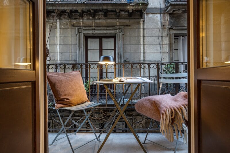 Barcelona lejlighed cafesæt House Doctor lampe gade bygninger