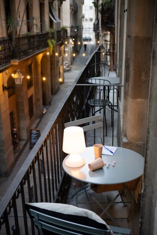 Barcelona lejlighed gade bygninger altan cafesæt