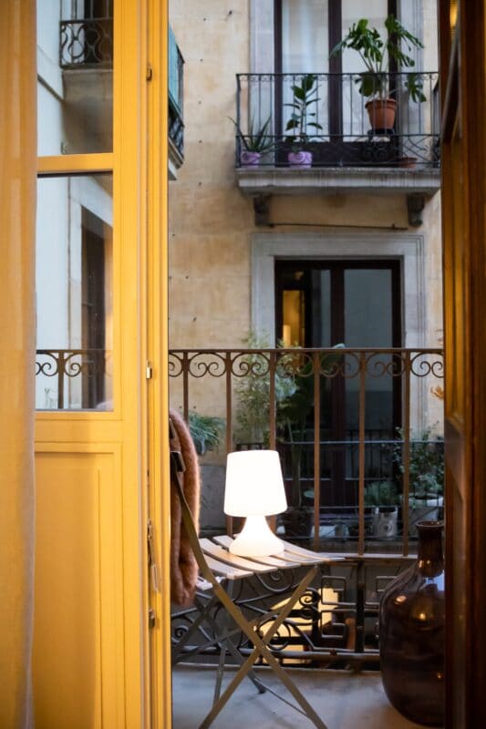 Barcelona lejlighed soveværelse altan