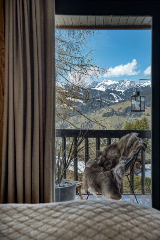 Megeve feriebolig soveværelse altan udsigt bjerge natur