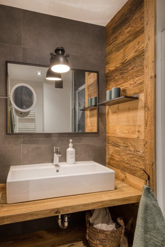 Megeve bolig badeværelse håndvask spejl