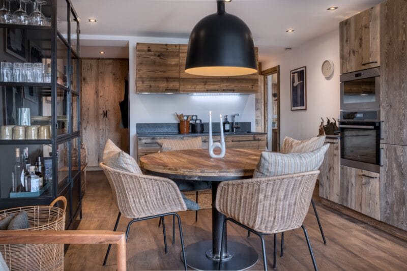 Megeve lejlighed køkkenalrum Normann Copenhagen Bell lampe Trademark Living spisebord House Doctor Hapur stol